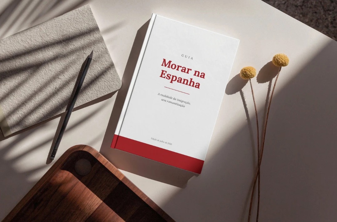 O Guia Morar na Espanha sobre uma mesa, com a capa: a realidade da imigração, sem romantização